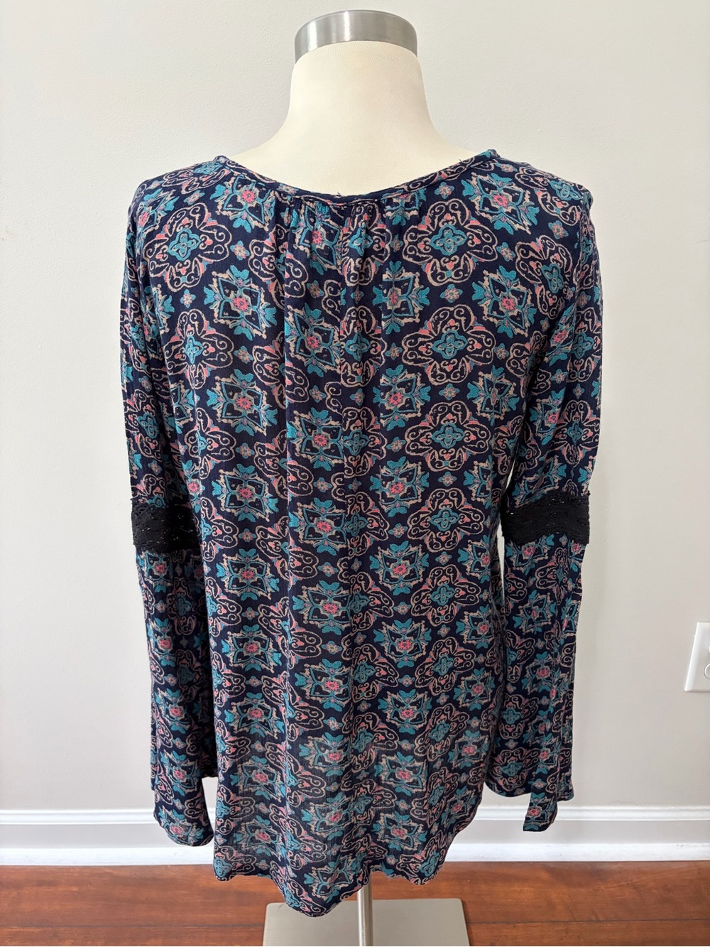 Hollister Navy Floral Tie-Front Crochet Accents Top Sz S Boho Peasant Whimsygoth - Picture 6 of 6